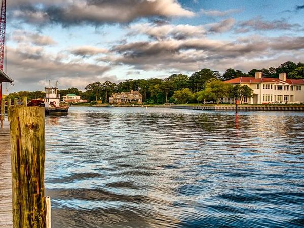 waterfront restaurant in norfolk virginia usa