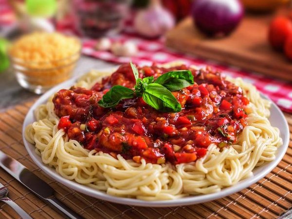 Spaghetti with sauce.
