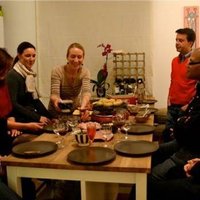 Evelyne White gives us a tour of the culinary scene in Brussels and tells us how we can find a dinner party with a homecooked meal using her newly launched social dining network, Bookalokal. We discuss the appeal of moule frites (mussels & fries), the potency of